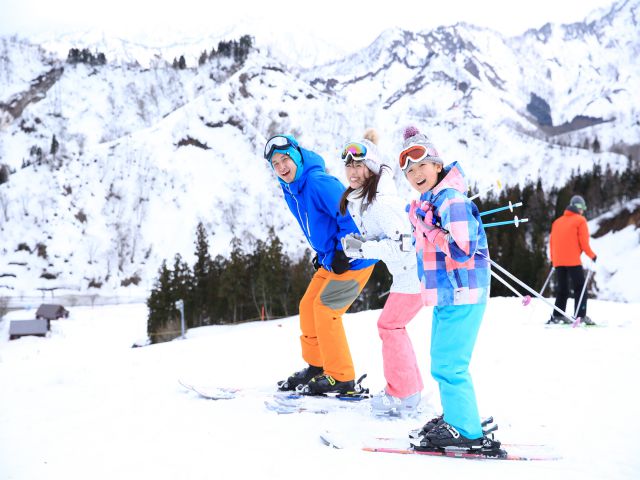 スキーツアーはバスツアーで楽しむ人が増えています